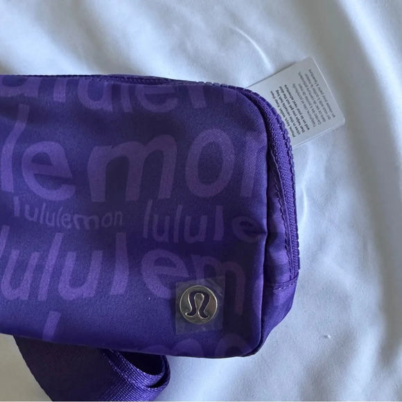 🆕💜 Lululemon Everywhere Belt Bag - Wobbly Wordmark Atomic Purple - Picture 3 of 6